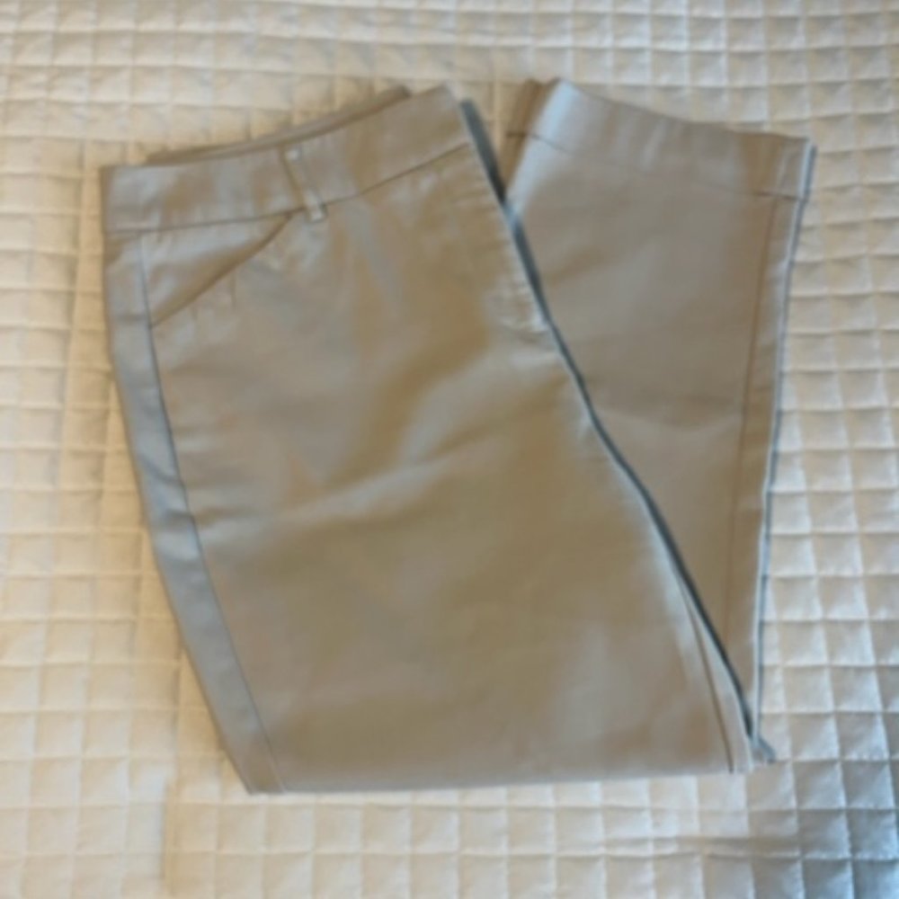 EUC - CHICO'S "SO SLIMMING" CAPRI PANTS
